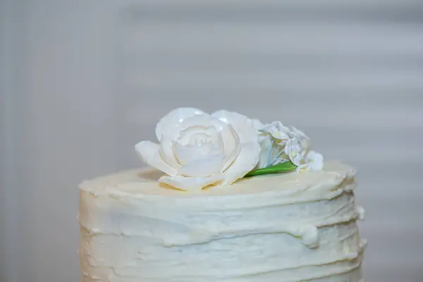 Gâteau De Mariage Blanc à Deux étages Décoré De Perles. Photo Pour
