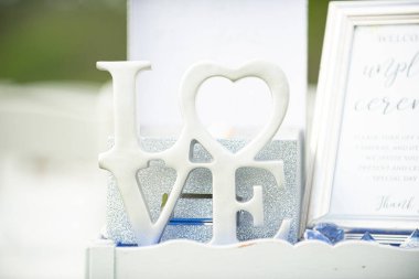 Porcelein Love tabelası kazık saplanmış ve ısı şekilleri düğün töreninde tasarlanmış.