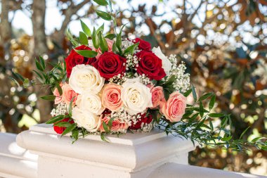 Muhteşem sırtı yanan kırmızı, pembe ve buket güller.