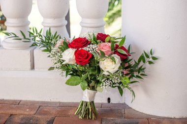 Muhteşem sırtı yanan kırmızı, pembe ve buket güller.