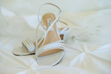 Seksi gümüş kadınlar yüksek topuklu kadınlar saten çarşaflarda gelin ayakkabıları