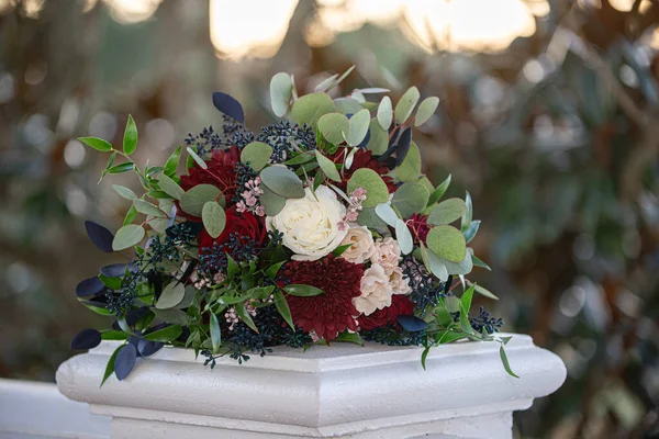 Açık havada mavi ve yeşil yapraklı romantik kırmızı, pembe ve beyaz buket.