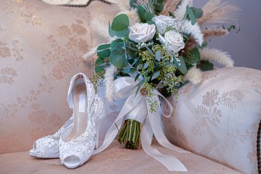 Göz kamaştırıcı beyaz, açık ayak parmaklı, naylon ayakkabılar beyaz dantelli kalp ve çiçek desenli kanepe buketli.