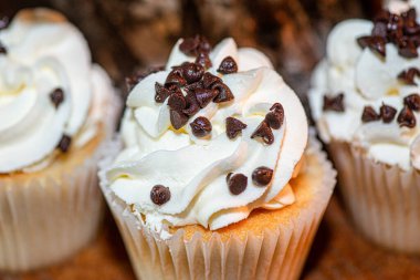 Beyaz ambalajlı Cannoli kekleri. Kapatın.