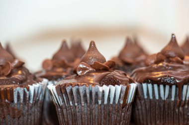 Tahta tabakta harika çikolatalı kekler.