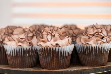 Çikolatalı kekler, çikolata kaplı ve çikolata kıvrımlı.