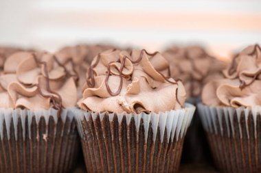 Çikolatalı kekler, çikolata kremalı ve çikolatalı.