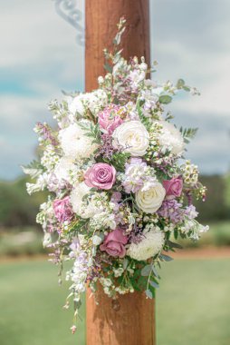 İnanılmaz pembe ve beyaz gül çiçek aranjmanı düğün seremonisi Florida 'da gerçekleşiyor.