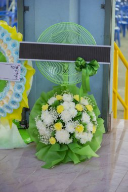 Cenaze çelengi ya da cenaze çiçeklerinin yanı sıra yakılma yerine ya da cenaze töreninde kullanılacak bir dizi adak..