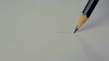 Beyaz kağıda elle çizilmiş kalem.