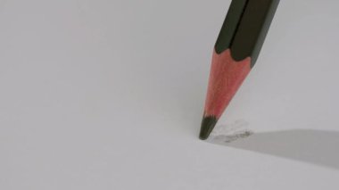 Beyaz kağıda elle çizilmiş kalem.