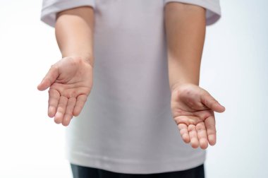 El, ayak ve ağız hastalıkları HFMD Coxsackievirus palmarosa virüsünde insan eli ve beyaz arka planda çocuk eli