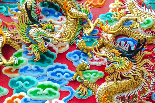 İki ejderha dövüşürken çok güçlü görünüyorlar. Çinlilerin inancına göre ejderha doğaüstü güçlerin sembolüdür..