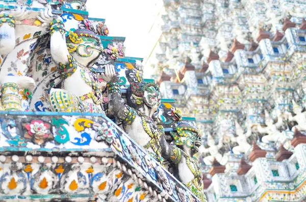 Bangkok 'ta mavi gökyüzü olan Pagoda' nın ayrıntıları..