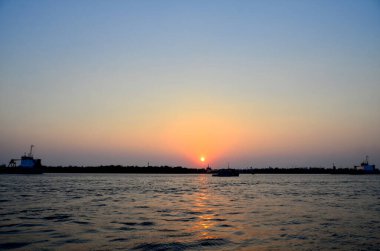 Akşamları nehir kenarında gün batımı çok güzeldir..