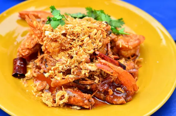 Biber ve tuzla kızartılmış karidesler. Turistlerin Tayland usulü deniz ürünleri yemeye bayıldıkları bir yemek menüsü..