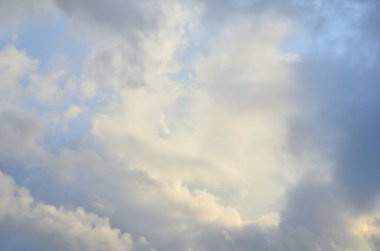 Mavi gökyüzü üzerinde sürreal bulut podyumu boş uzayı olan yumuşak yumuşak bulutlar. Bu kutu ürünleri tanıtmak için..