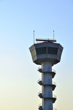 Havaalanı Hava Trafik Kontrol Kulesi 'nin kapanışı. Havaalanı hava trafik kontrol kulesine yakın. Mavi gökyüzü ve bulutlar arka planda.