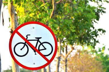 İçki yasağı işareti bisiklet yok, yol tabelası var. Yasak bölgelerde bisiklet sürmek yaşama ve mülke zarar verebilir. Trafik işaretleri yasalarını öğrenmek için çizimler.