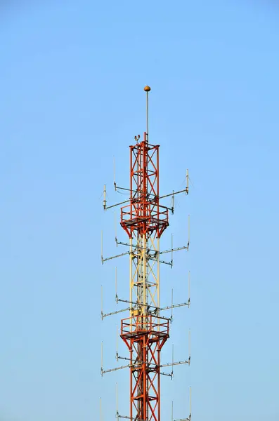 Telefon sinyal kulesi. Kullanıcıları kapsayacak sözleşmeleri bağlayan ve dağıtan bir aygıttır..