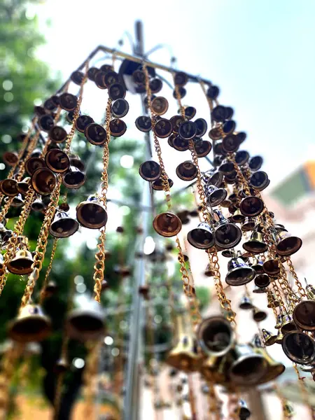 Çanlar birlikte asılıdır. Hayata iyi şans getireceğine inanılır..