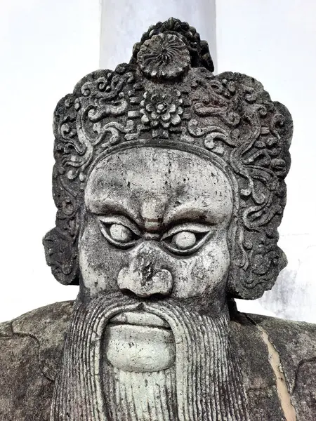 Çin tanrılarının heykelleri, Budistler, bu heykellerin onları kötülükten ve kötülükten koruyacak gücü simgelediğine inanırlar..