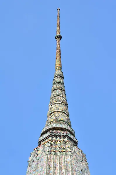 Bangkok mavi gökyüzü ile Tay pagoda