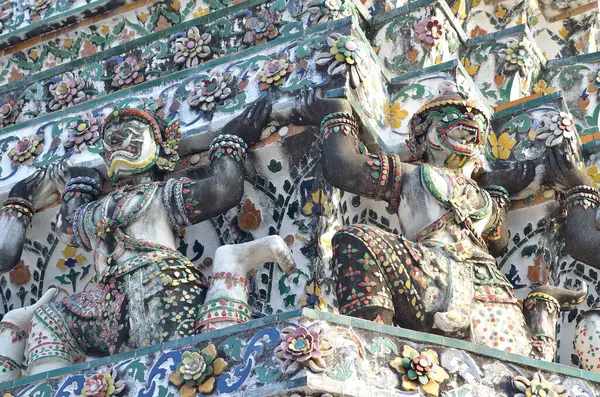 Bangkok 'ta mavi gökyüzü olan Pagoda' nın ayrıntıları..