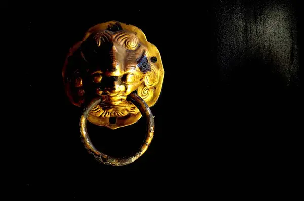 Kapıdaki altın gizemli canavar kapı kilidi olarak kullanıldı. Bu kötülüklerden korunmanın sembolü..