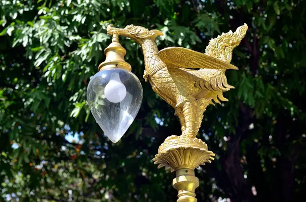 Kuşla birlikte ışık direği, Hastilinga..