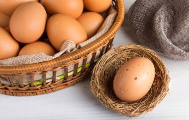 Pişirmek için taze yumurta depolama, beyaz ahşap arka planda tavuk yumurtası seçimi