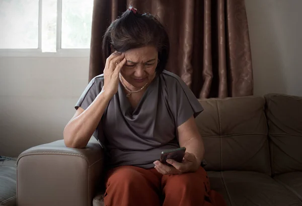 Alte Asiatische Frau Sucht Handy Spürt Kopfschmerzen Und Leidet Unter — Stockfoto