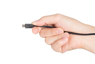 Beyaz arka planda yakın plan elektrik prizi ve mikro usb prizi tutan el.