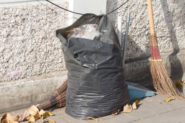 Dışarında çöp yığını olan çöp kutusu, çöp konsepti