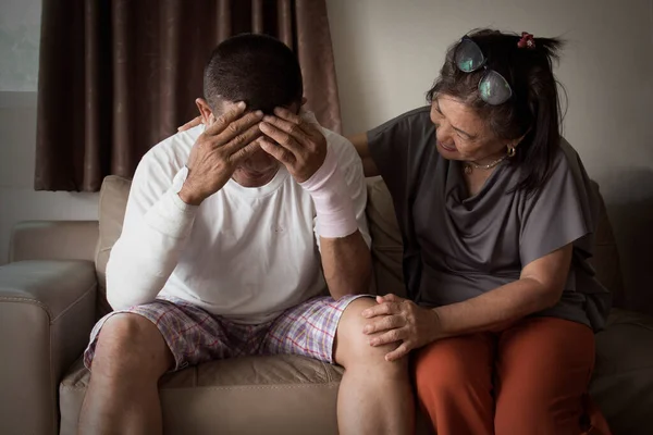 Viejo Asiático Hombre Sufriendo Mental Salud Depresión Han Reconfortante Amigo — Foto de Stock