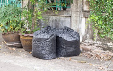 Dışarında çöp yığını olan çöp kutusu, çöp konsepti