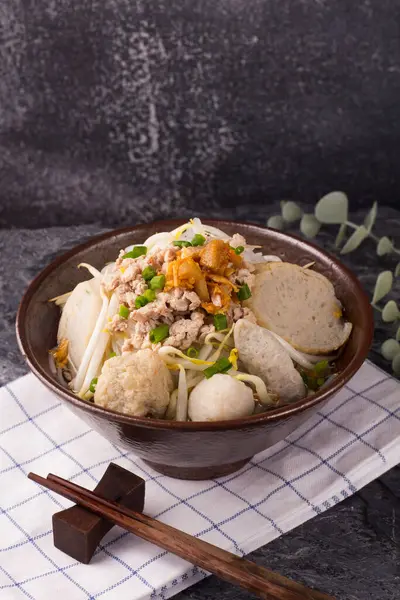 Tayland Erişte Çorbası Pirinç Vermicelli Erişte Karışık Balık Köftesi Kıymalı - Stok İmaj