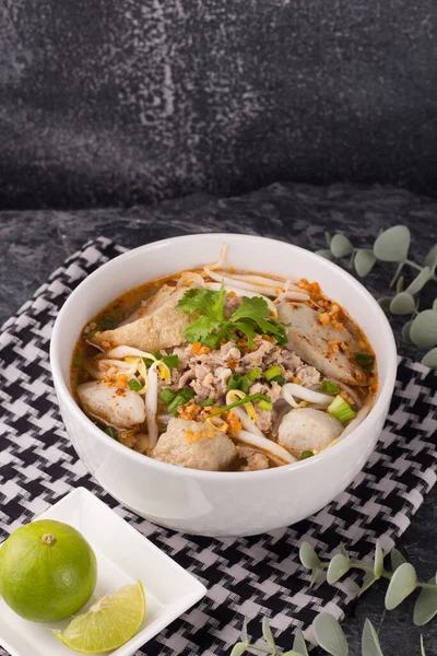 Tom Yum Noodle 辣面配鱼丸和切碎的猪肉 泰国菜 免版税图库图片