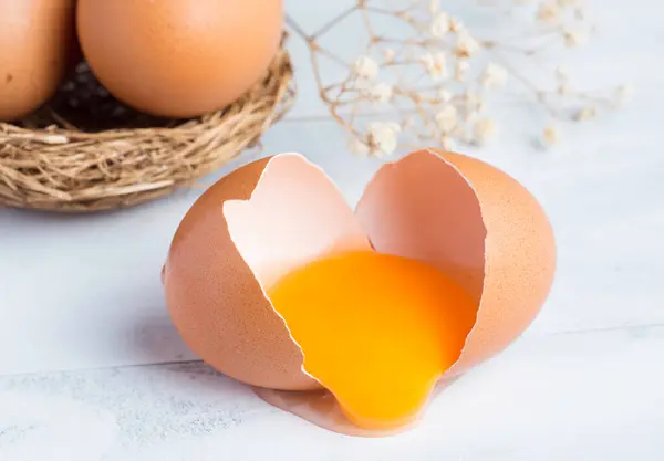Çiğ Tavuk Yumurtası Yumurta Sarısı Kabuklu Beyaz Ahşap Stok Fotoğraf