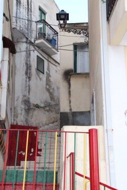 Güney İtalya 'da Calabria' da karakteristik bir sahil kasabasında mimari