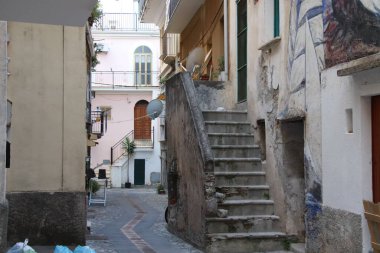 Güney İtalya 'da Calabria' da karakteristik bir sahil kasabasında mimari