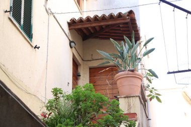 Güney İtalya 'da Calabria' da karakteristik bir sahil kasabasında mimari