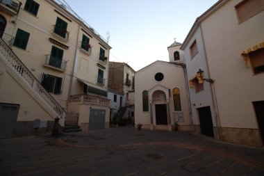 Güney İtalya 'da Calabria' da karakteristik bir sahil kasabasında mimari