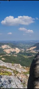 Nehir ve bulutlu gökyüzü olan güzel bir manzara.