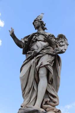  San Angelo kalesi Roma 'nın en önemli turistik yerlerinden biridir ve Roma döneminde İmparator Hadrian için anıt mezar olarak inşa edilmiştir.