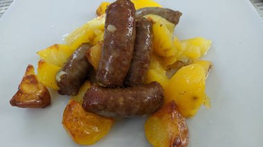 Domuz pastırması ve sosisli kızarmış patates.