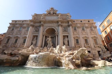 Trevi Çeşmesi, Roma, İtalya. Roma, İtalya 'nın şehir manzarası güneşli bir günde ikonik Trevi Çeşmesiyle.