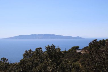 Yunanistan 'da güneşli bir günde deniz ve dağların manzarası