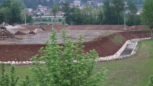 池塘或其他水域 水库的安全溢洪道 在水闸堵塞的情况下 水会通过石墙排出 从而减慢石料的排泄速度 — 图库视频影像
