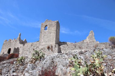 Tredoliche 'nin anıt mezarının kalıntılarına bir göz atmak. İtalya 'nın Calabria bölgesinde yüz yıldır terk edilmiş bir köy olan Cirella' nın uins topraklarından.